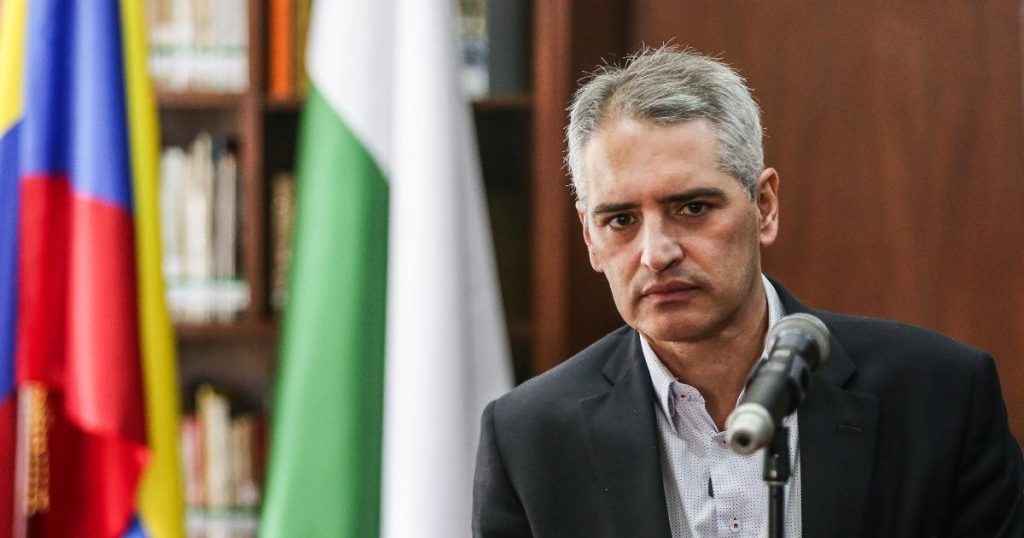 Governor of Antioquia makes the national government on the roads of the department