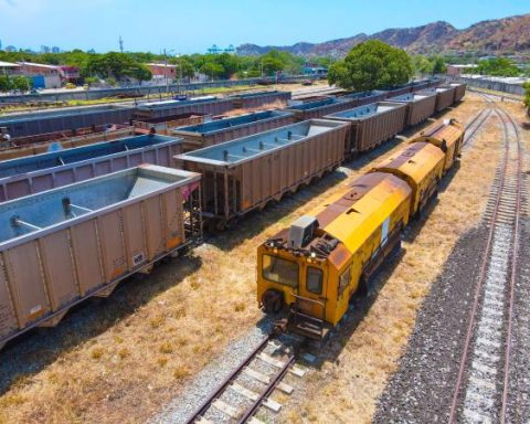 How long will the iron corridor that reactivates the train in Colombia be ready