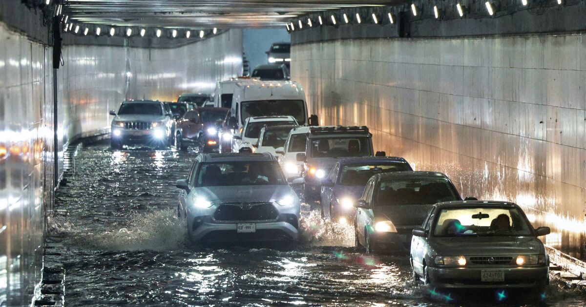 How to survive if your car is caught in a sudden flood for rain