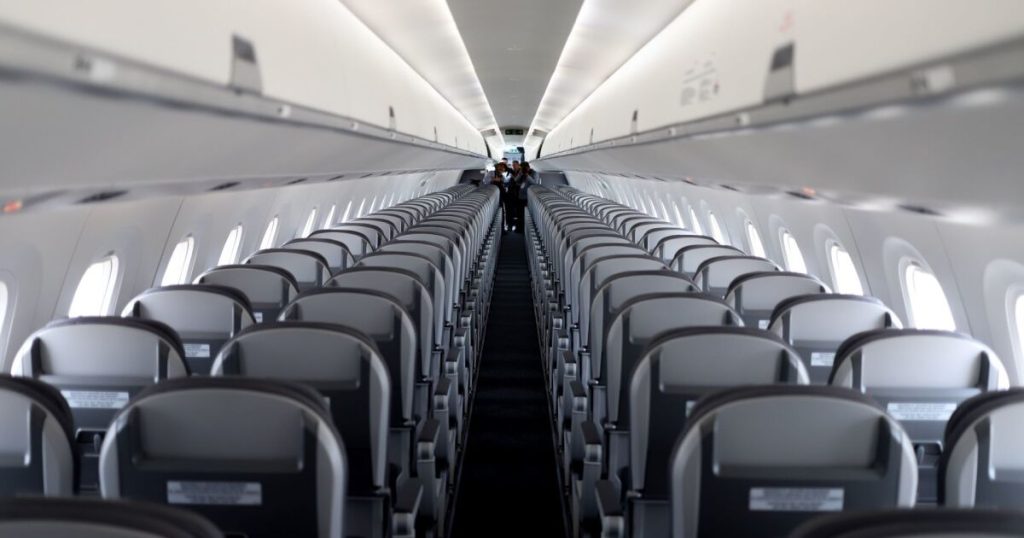 Hundreds remain in AICM after cancellation of flights by rains