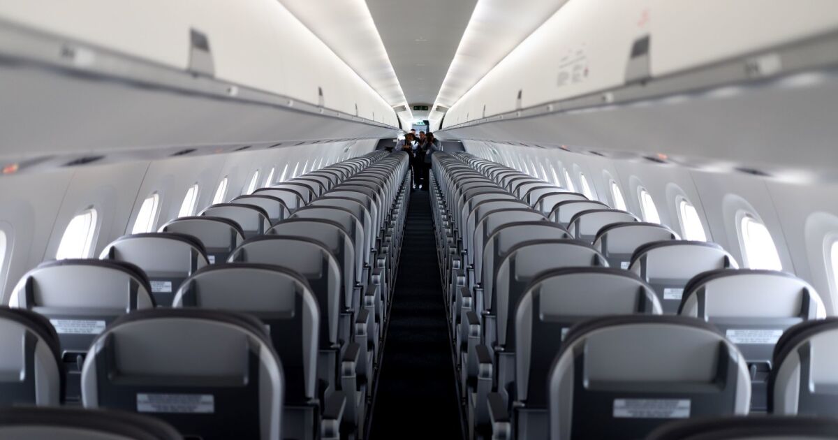 Hundreds remain in AICM after cancellation of flights by rains