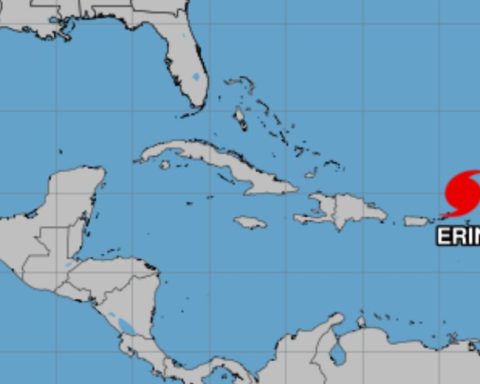 Huracán Erin alcanza categoría cinco