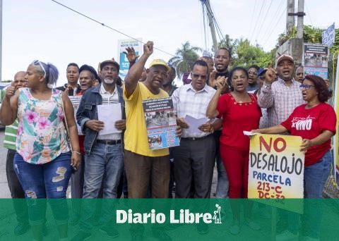 In La Caleta they threaten protests on earth titles