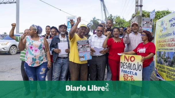 In La Caleta they threaten protests on earth titles
