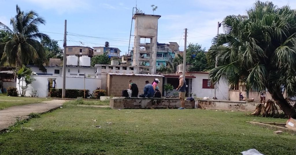 In Matanzas, the competition is hard among licensed truckler and illegal vendors
