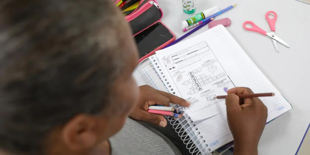 Insertion in the job market tends to improve reading skills