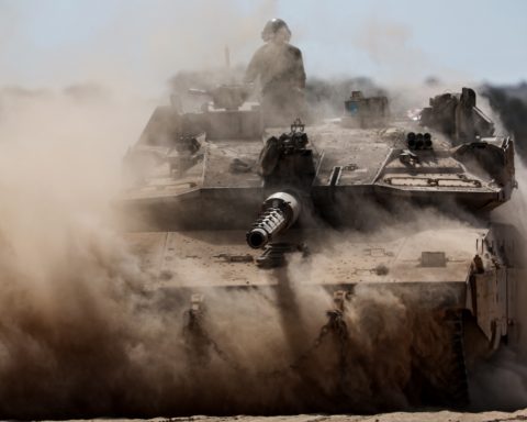 Israel urges doctors, hospitals and NGOs to leave Gaza