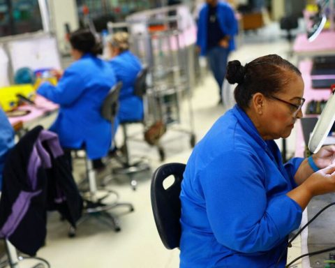 It misplaces investment in May, but private consumption falls again