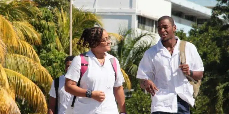 Estudiantes de la Escuela Latinoamericana de Medicina (ELAM)