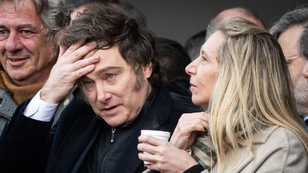 Javier Milei between parliamentary defeats and a country that crosses