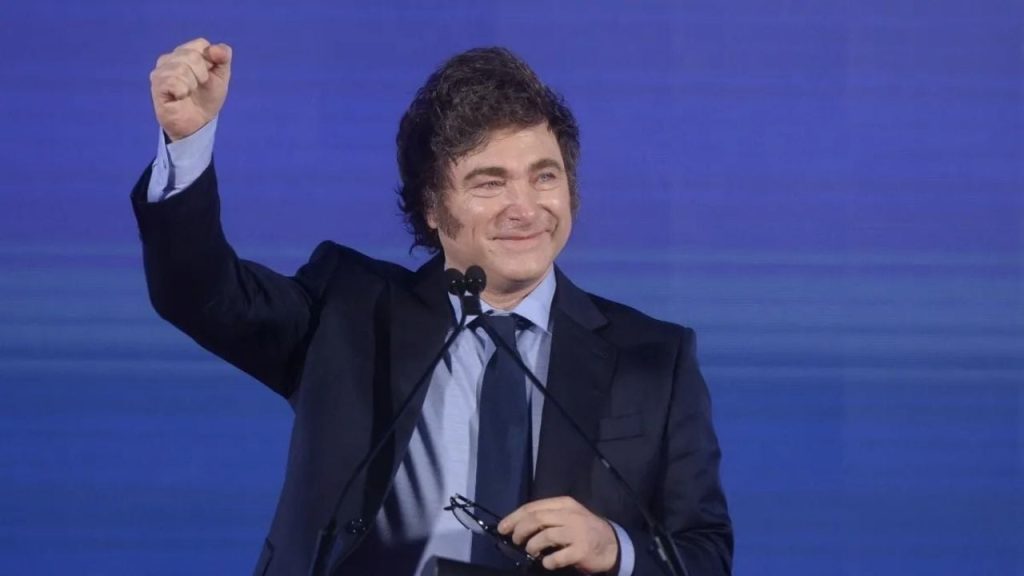 Javier Milei starts the week selling three key laws