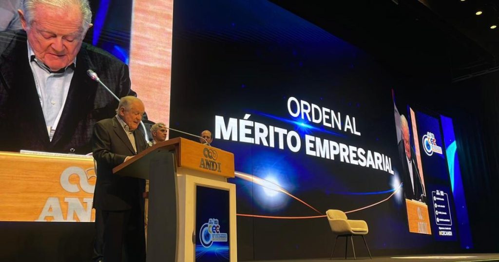 LUIS CARLOS SARMIENTO ANGULO receives the Order of the Andi Business Merit