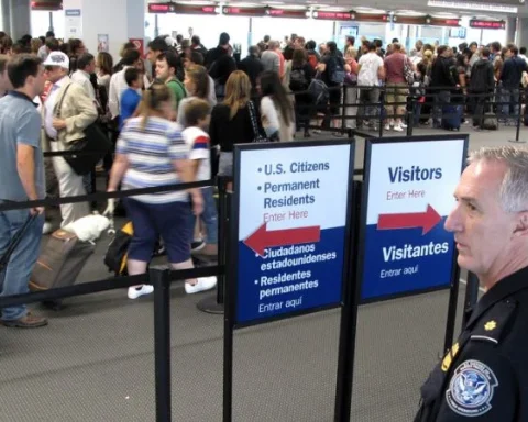 Un agente de inmigración en el Aeropuerto Internacional de Miami