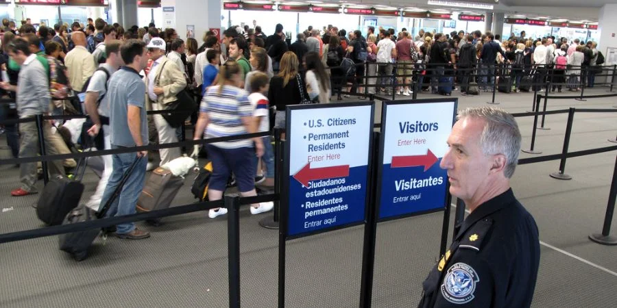 Un agente de inmigración en el Aeropuerto Internacional de Miami