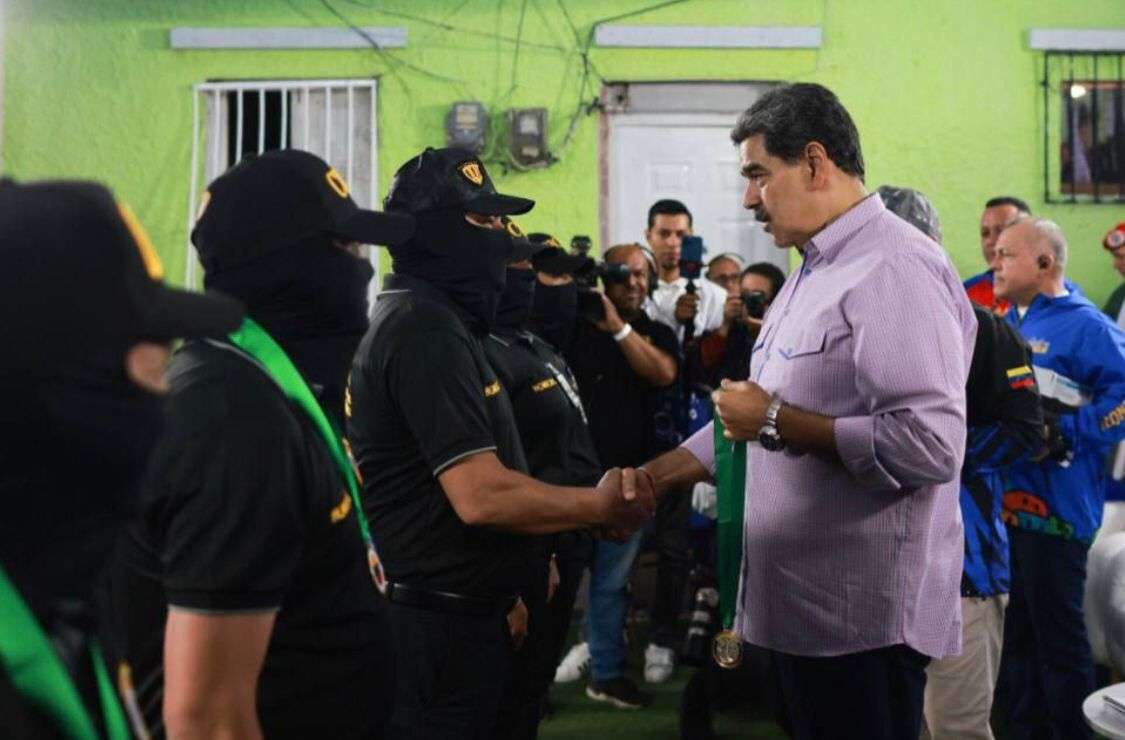 Maduro award military and police officers for outstanding work