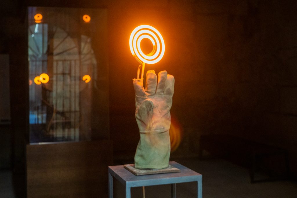 Military contours, an intimate curatorial gesture