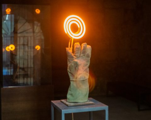 Military contours, an intimate curatorial gesture