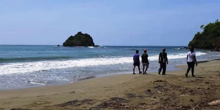 Miembros del detacamento "Mirando al mar" en las costas de Santiago de Cuba