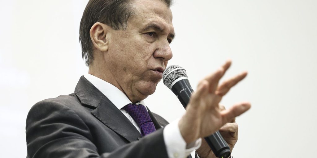 Minister of Labor says that country should not despair by tariff