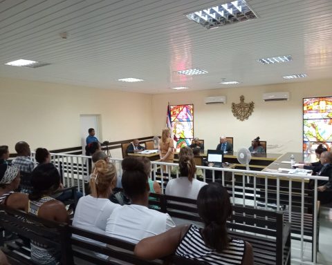 Miscovered more than half a million: the trial of two housing officials in Matanzas