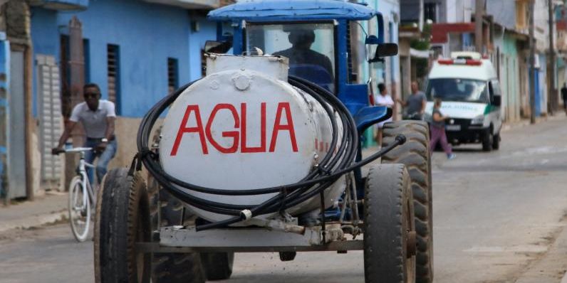 Una pipa de agua en Cuba