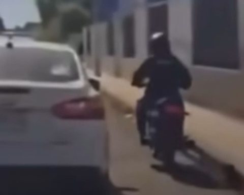 Motorista lanza piedra a auto y termina en el suelo tras conductora embestirlo