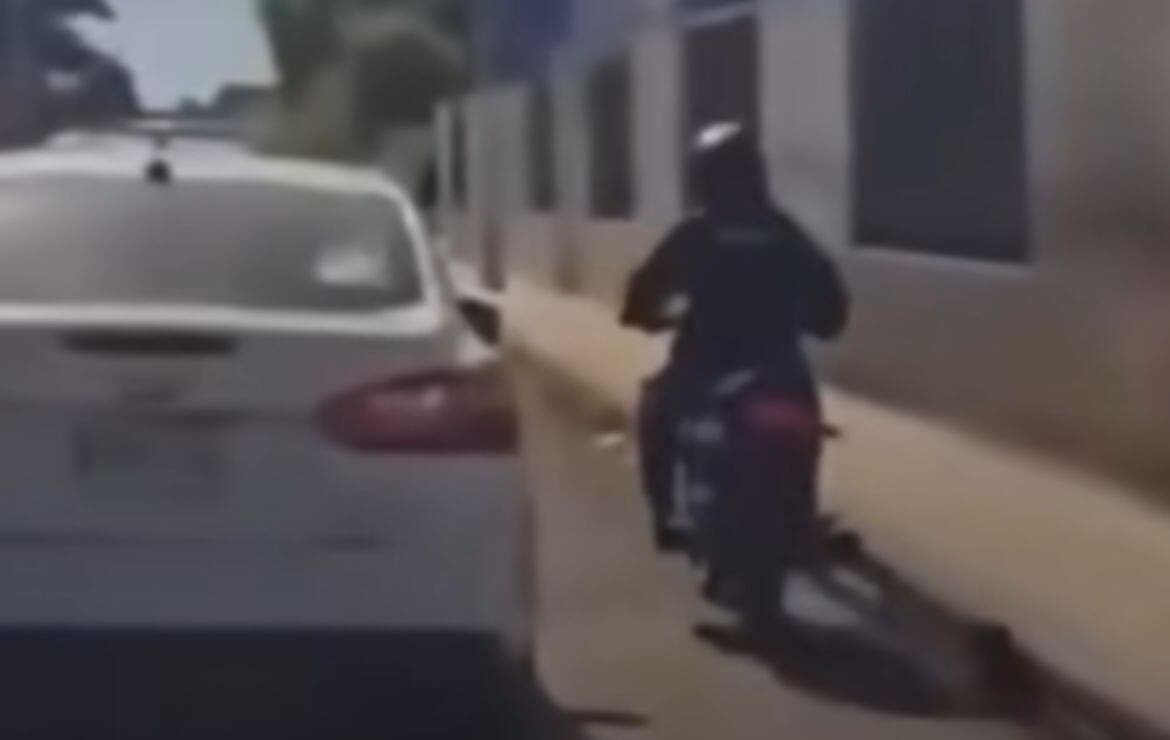 Motorista lanza piedra a auto y termina en el suelo tras conductora embestirlo