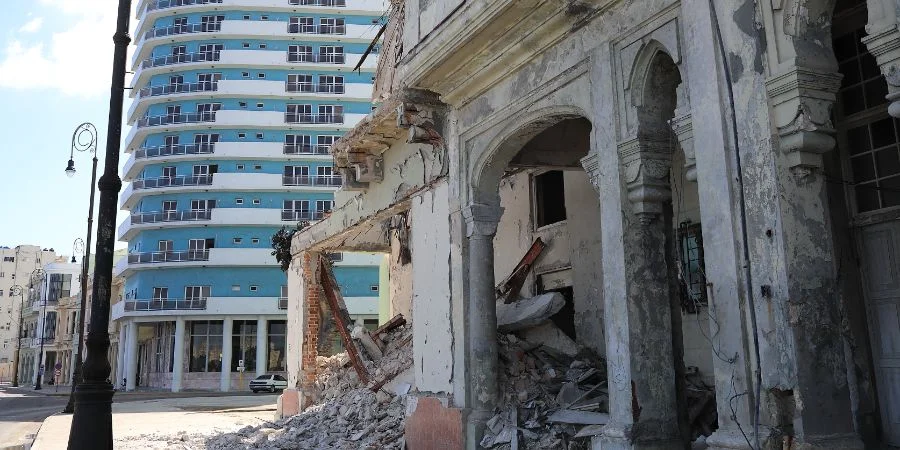 Un edificio en ruinas en La Habana