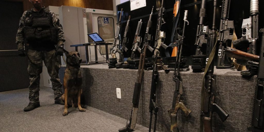 PM actions seize rifles, machine guns and drugs in Rio de Janeiro