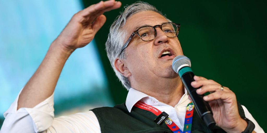 Padilha says it is "coward" Cancellation of visas of daughter and wife