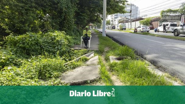 Pedestrians suffer from the damage of the sidewalk of the Buenaventura Freites