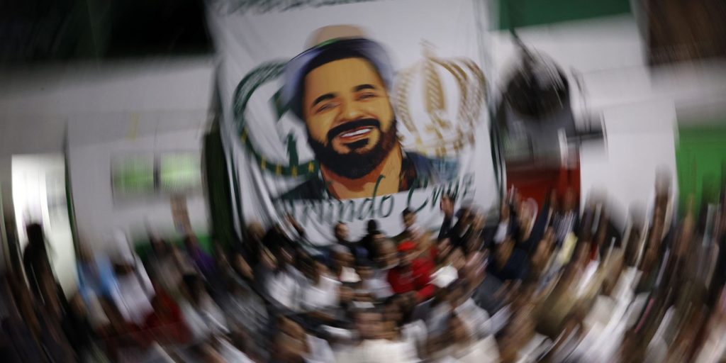 Perfect Sambista: Arlindo is celebrated with a party at the Serrano Empire