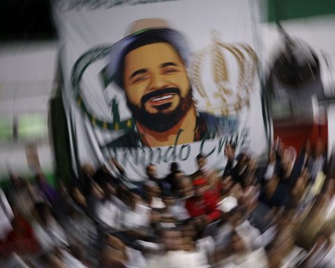 Perfect Sambista: Arlindo is celebrated with a party at the Serrano Empire