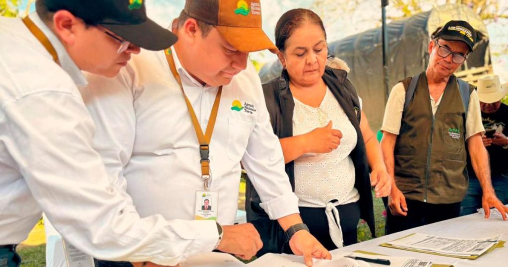 Petro Government delivers 1,165 hectares and returns dignity to 84 peasant families in Tolima