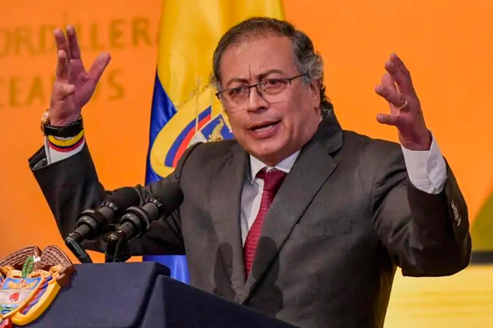 El escandalo y la amenaza como formas de gobierno en Colombia/ Gustavo Petro