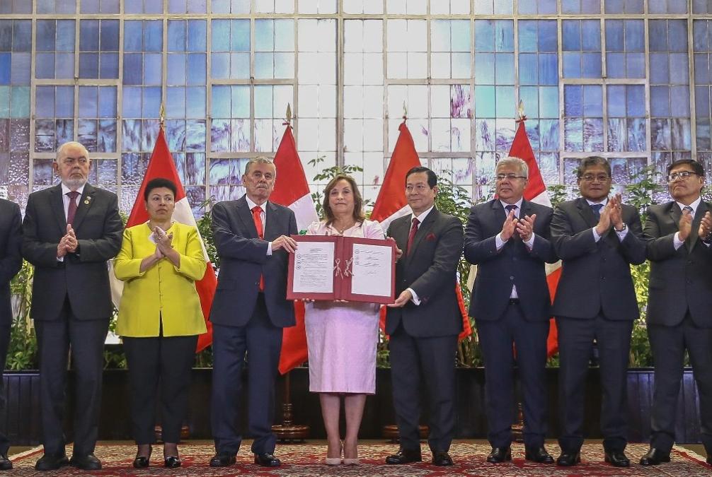 President Dina Boluarte promulgates the amnesty law for police and military