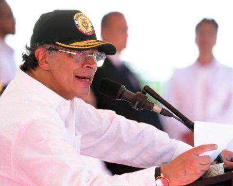 President Petro's approval rose up to 37%, one year after completing his government