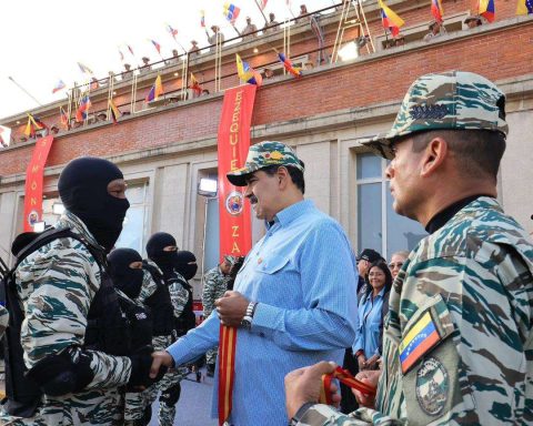 President grants "Cruz de la Milicia Bolivaria" in its first class