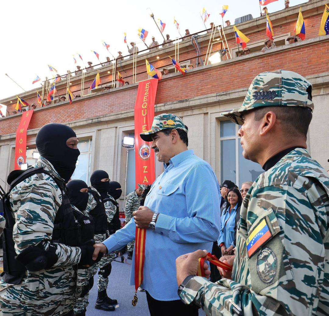 President grants "Cruz de la Milicia Bolivaria" in its first class