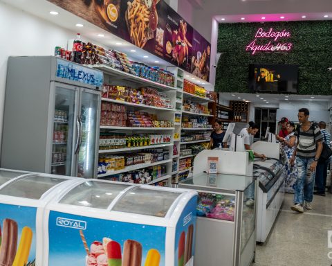 Private sector displaces the state in retail sales