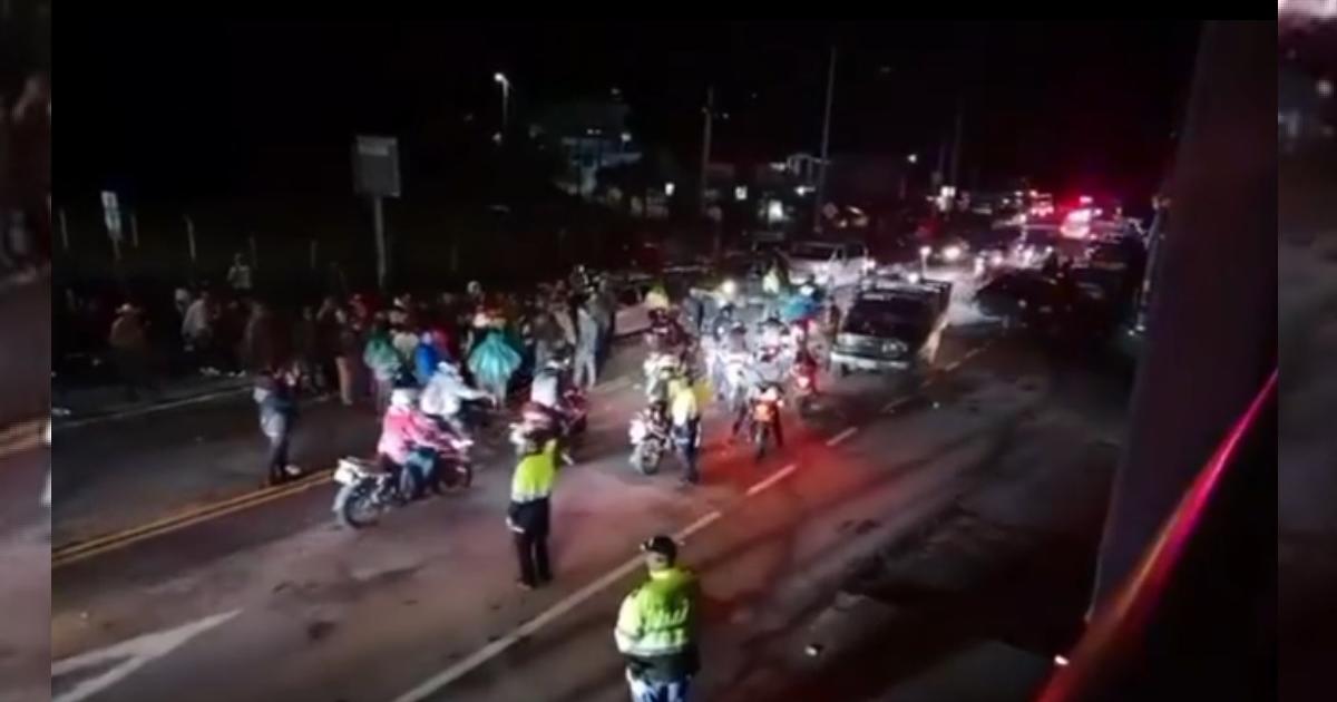 Protesters raise locks in the calera but make warning