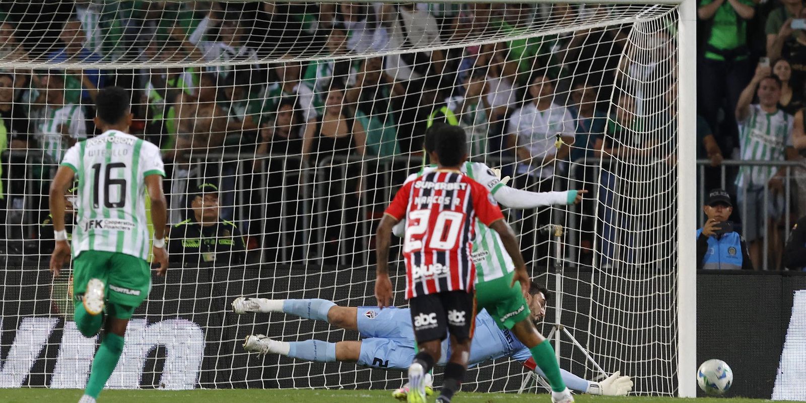 Rafael defends a penalty and São Paulo guarantees a draw at Libertadores
