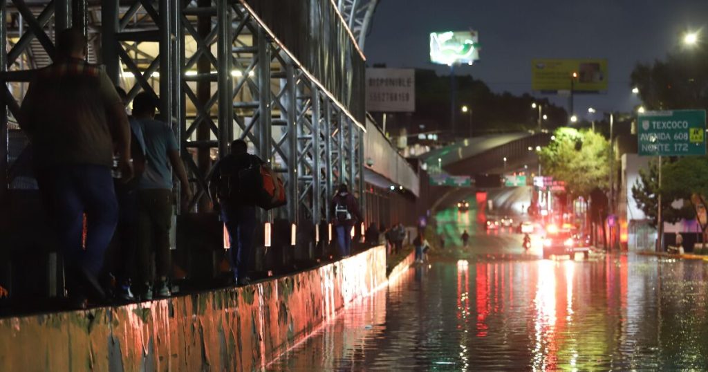 Rains leave subway faults and cdmx road waterlogments