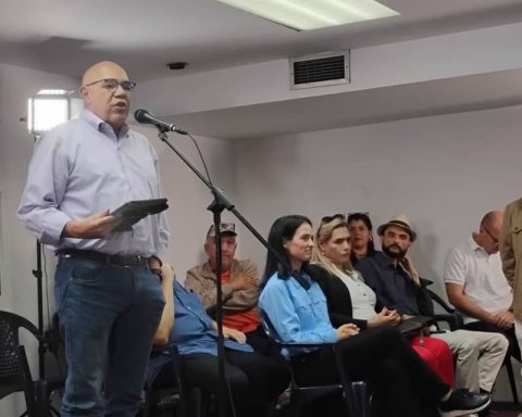 Red decides warns about "ghost" of a military intervention and asks for realistic debate