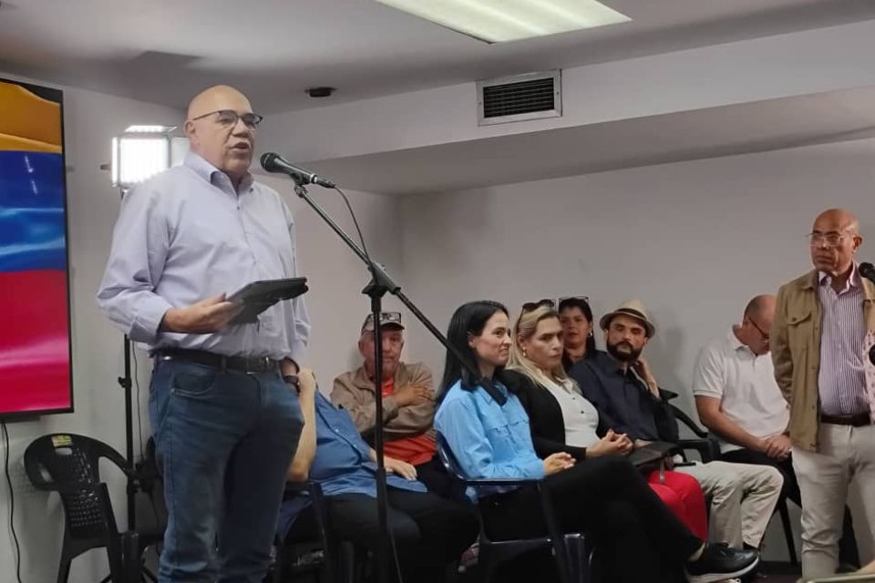 Red decides warns about "ghost" of a military intervention and asks for realistic debate