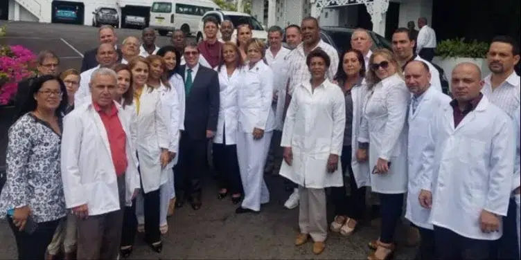 Bruno Rodríguez Parrilla junto a médicos cubanos en Santa Lucía, en 2019