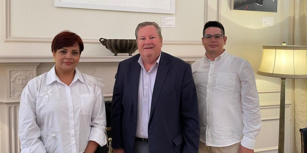 Mike Hammer y los pastores cristanos Vivian Barrero y Joel Cárdenas