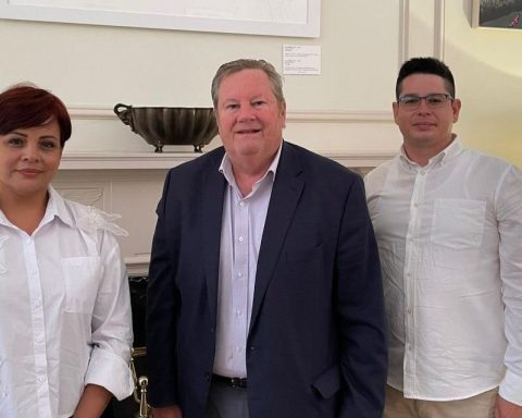 Mike Hammer y los pastores cristanos Vivian Barrero y Joel Cárdenas