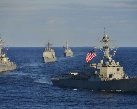 Reuters: US displays warships near Venezuela to combat drug trafficking