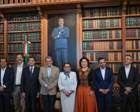 Rosa Icela Rodríguez meets with Morenist and opposition parliamentary leaders